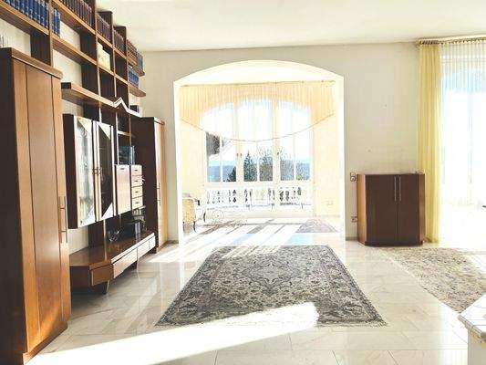 Wohnbereich, u.a. mit weißem Marmorboden... zum Wintergarten offen sowie einer Raumhöhe von ca. 3,50m