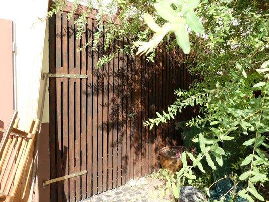 Nebengebäude mit Holzlagerplatz