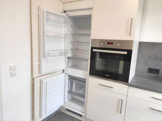 Küche mit Kühl-Gefrier-Kombi.