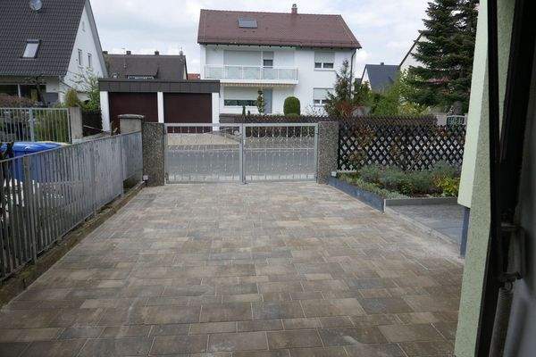 Einfahrt zu Ihrer Garage mit Elektr. Tor
