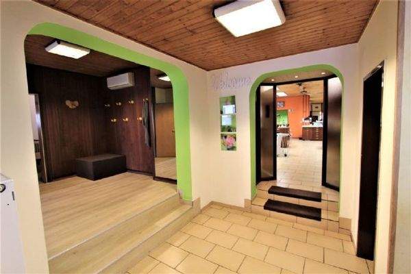 links Wartezimmer - geradeaus Behandlung