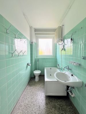 Wannenbad mit Fenster