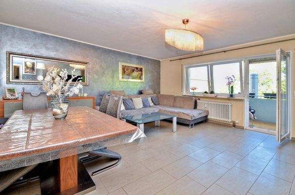 Wohnzimmer  Blick zum Balkon