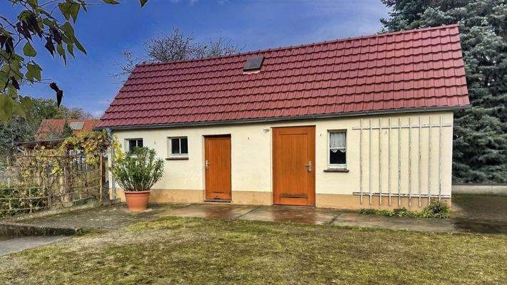 Nebengelass mit Garage