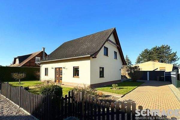 ...mit Auffahrt und massiver Doppelgarage