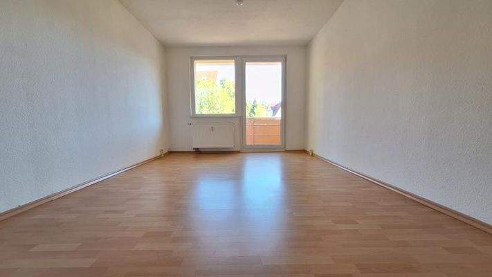 Wohnzimmer mit Balkon