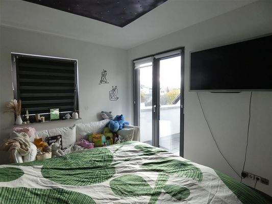 Elternschlafzimmer mit Balkonaustritt