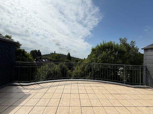 großer Südbalkon mit Ausblick