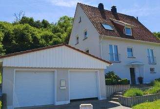 Hausansicht mit Garagen
