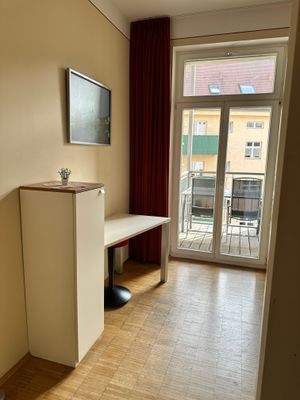 Eingangsbereich mit Blick zum Balkon