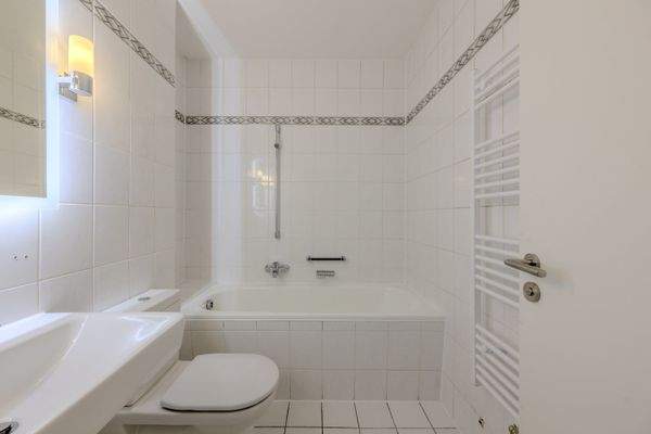 Teilmodernisiertes Badezimmer