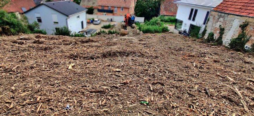 Obere Grundstücksgrenze