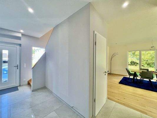Heller, lichtdurchfluteter Flurbereich im EG