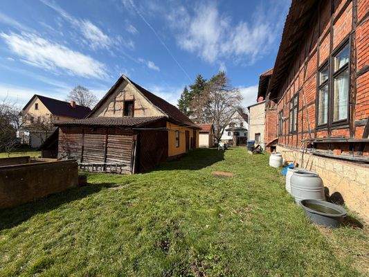 Garten mit Nebengebäuden