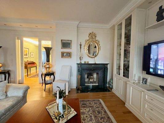 Wohnzimmer mit Kamin