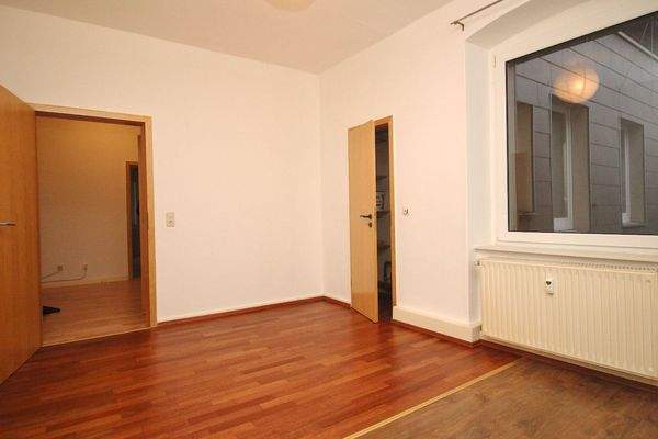 Küche (rechts Vorratsraum)