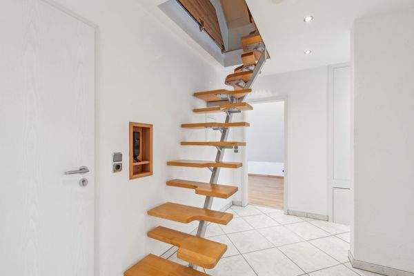 Flur OG & Treppe ins DG