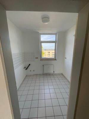 Küche mit Fenster und weißem Fliesenspiegel.jpg