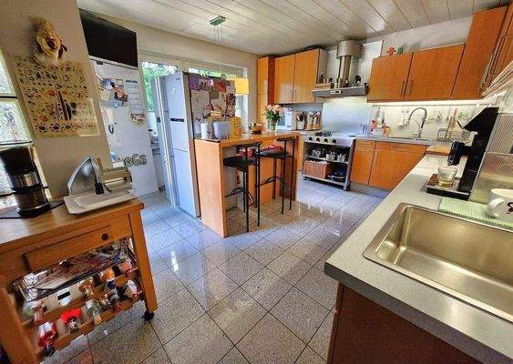 Küche mit Kochinsel und Einbauküche