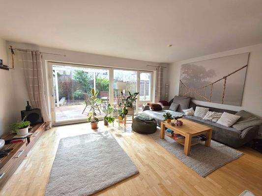 Helles Wohnzimmer mit Terrasse