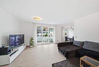 Wohnzimmer mit Zugang zum Balkon