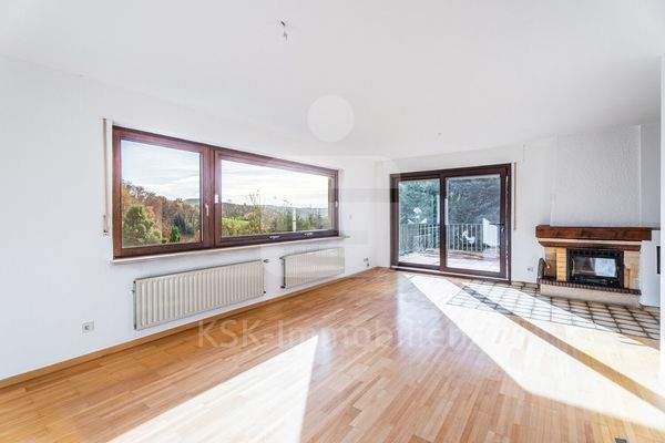 Wohnzimmer Blick auf Balkon Erdgeschoss