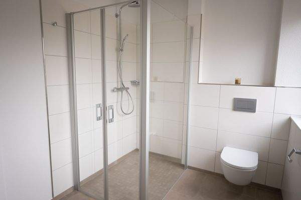 Badezimmer ebenerdige Dusche