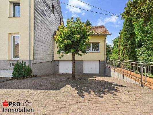 Anbau mit Garagen und Nebeneingang