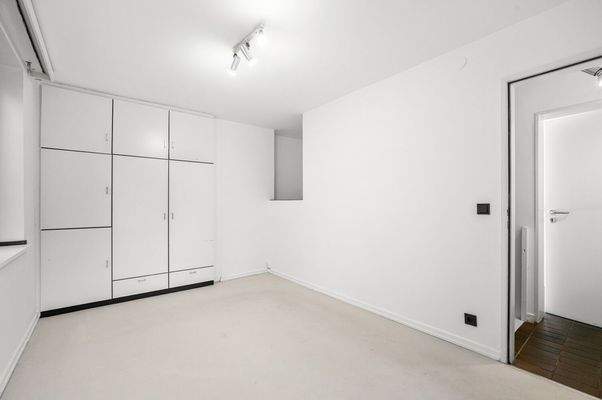 Zimmer im Erdgeschoss mit Einbauten