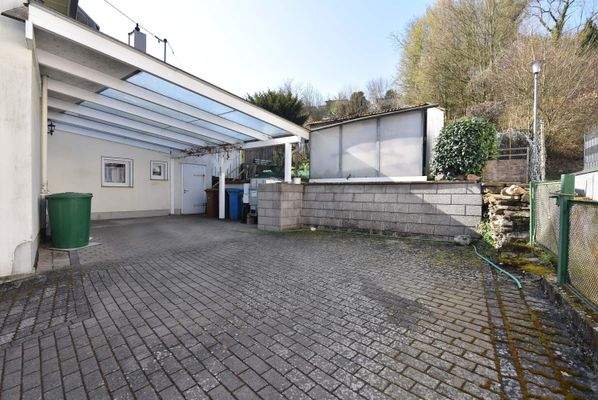 Hof und Überdachte Terrasse