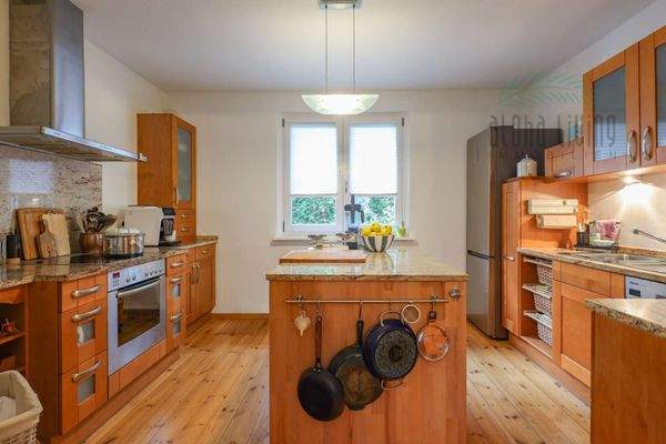 Kitchen (ground floor)