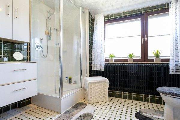 Das Badezimmer im OG