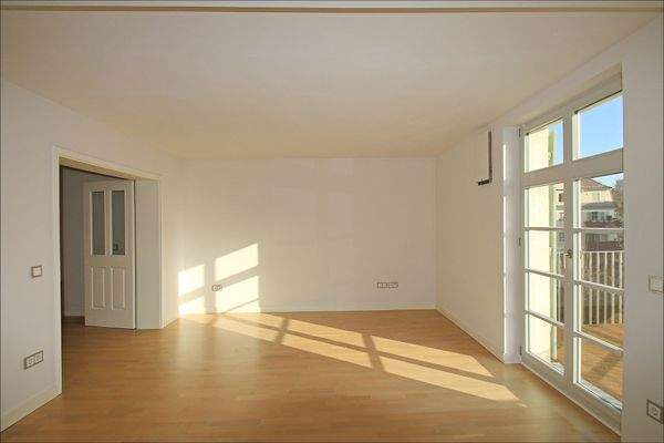 Wohn- Essbereich mit Balkonzugang