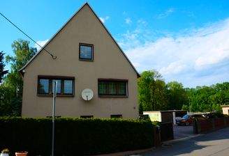 1 Straßenansicht des Einfamilienhausgrundstückes.JPG