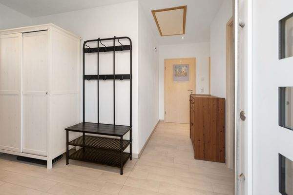 Blick in Flur und Garderobe