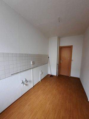 Leere Küche mit Holzboden