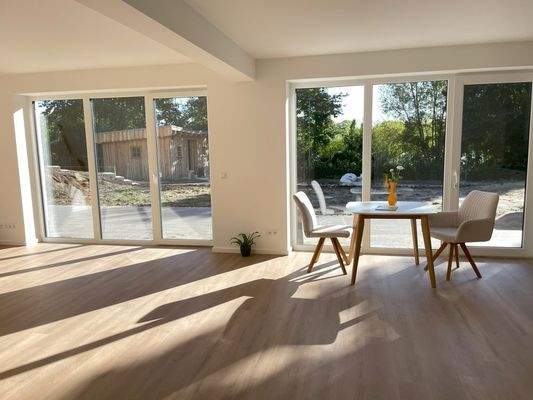 Wohnen mit großen Fenstern in den Garten