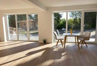 Wohnen mit großen Fenstern in den Garten