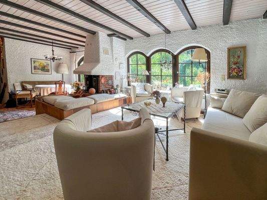 Das freundliche Wohnzimmer lädt zu gemütlichen Stunden vor dem Kamin ein