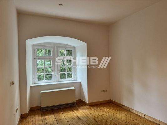 hell durch große Fenster