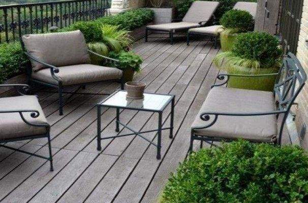 Auf einem großen Balkon die frische Luft genießen!