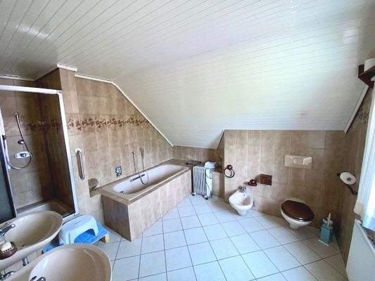 Wohnliche Wellnes-Atmosphäre im großen Familienbad