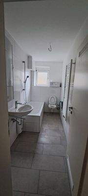 Tageslichtbad mit Wanne und WC.jpg