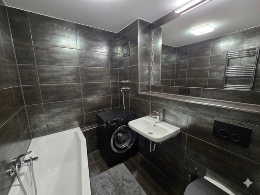 Modernes innenliegendes Bad