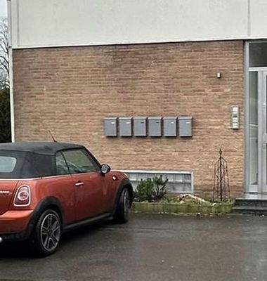 Briefkästen u. Parkplätze