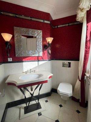 Gäste WC im Erdgeschoss mit edlem Marmor - Einzigartig!