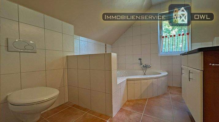 Moderne Bäder mit Dusche und Badewanne