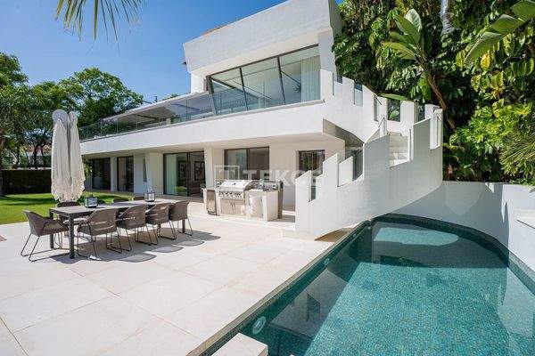 Sea View House with a Spa in Benahavis Malaga