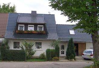 Hausansicht mit Garage