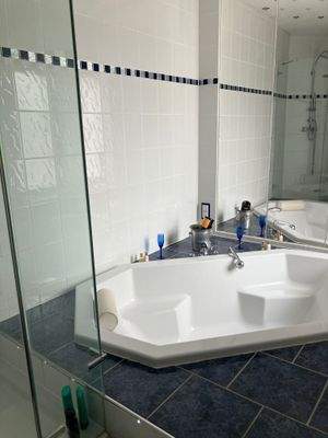 Großes Wellness Bad inkl. Dusche